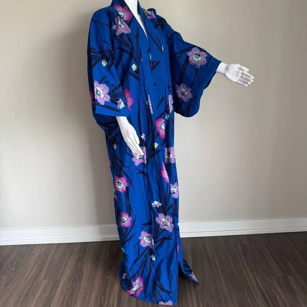 Vintage Traditional Japanese Cotton Fabric Kimono Robe With Bold Floral Print